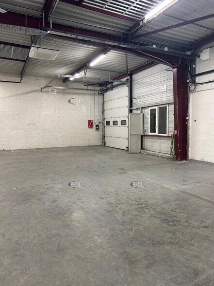 Flex in Franconville for lease - Interior Photo - Image 1 of 7
