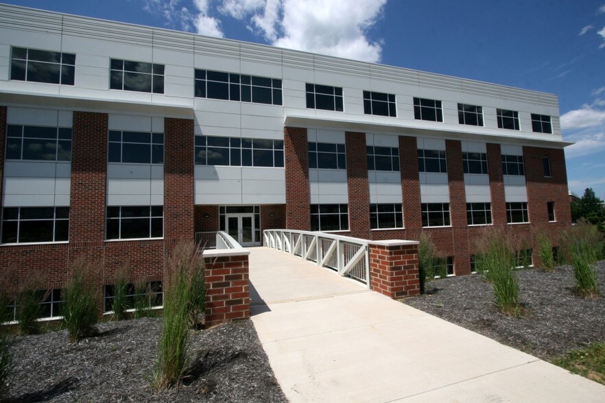 329 Innovation Blvd, State College, PA for lease - Building Photo - Image 1 of 1