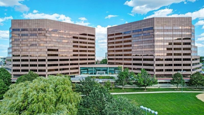 1 Mid America Plz, Oakbrook Terrace, IL à louer - Photo du bâtiment - Image 2 de 15