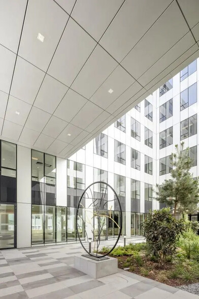 3 Place Louis Renault, Rueil-Malmaison à louer - Photo du bâtiment - Image 2 de 5