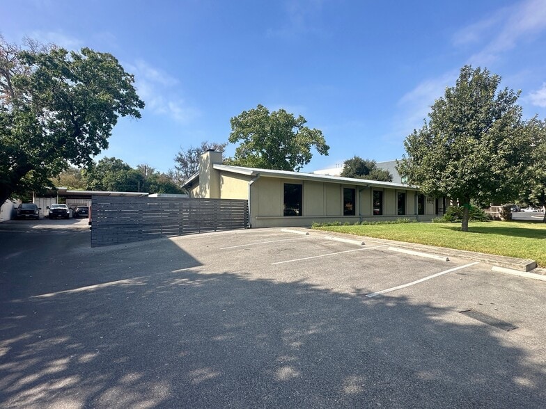 8634 Crownhill Blvd, San Antonio, TX for lease - Building Photo - Image 1 of 11