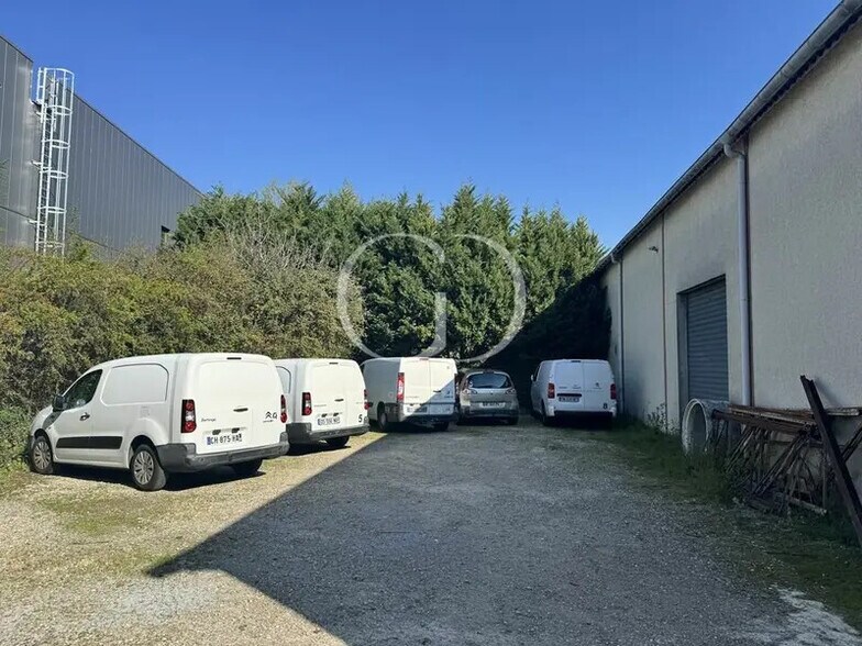 98 Rue Des Sources, Saint-Genis-Laval à louer - Photo du bâtiment - Image 2 de 7