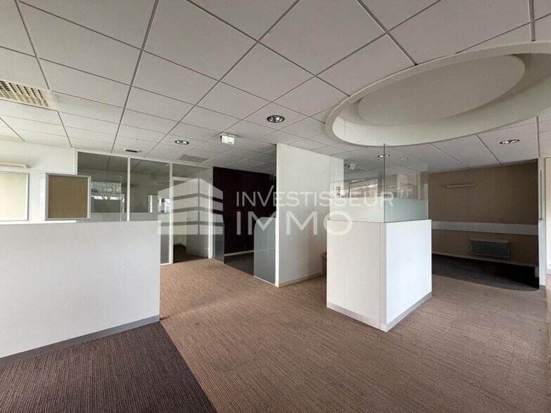 Retail in Torcy for lease - Interior Photo - Image 2 of 6