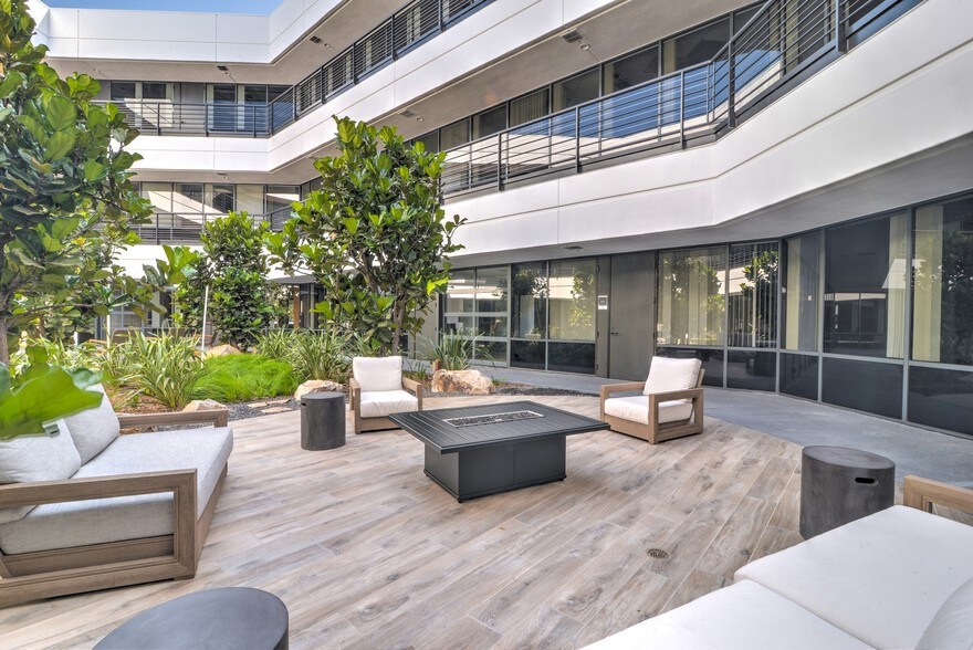 12777 High Bluff Dr, San Diego, CA à louer - Photo du bâtiment - Image 2 de 8