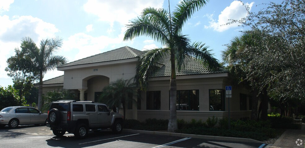 2770 Horseshoe Dr S, Naples, FL à louer - Photo du bâtiment - Image 3 de 9