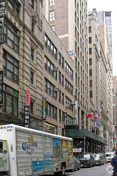 2-4 W 32nd St, New York, NY for lease - Building Photo - Image 3 of 5