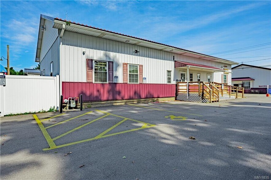 6115 1st St, Newfane, NY à vendre - Photo du bâtiment - Image 3 de 48