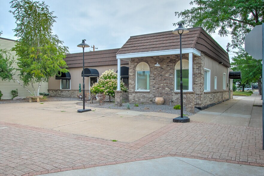 244 Main St S, Cambridge, MN à louer - Photo du bâtiment - Image 1 de 27
