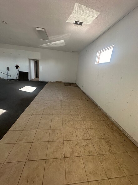 2308-2318 E Cheyenne Ave, North Las Vegas, NV for lease - Building Photo - Image 2 of 23