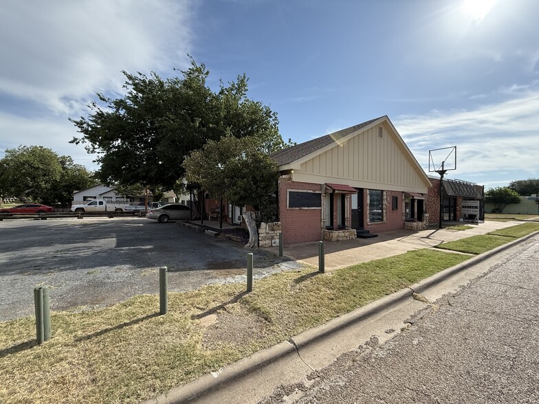 Mixed-Use / Multi Tenant Portfolio portfolio of 1 properties for sale on LoopNet.ca - Building Photo - Image 2 of 15
