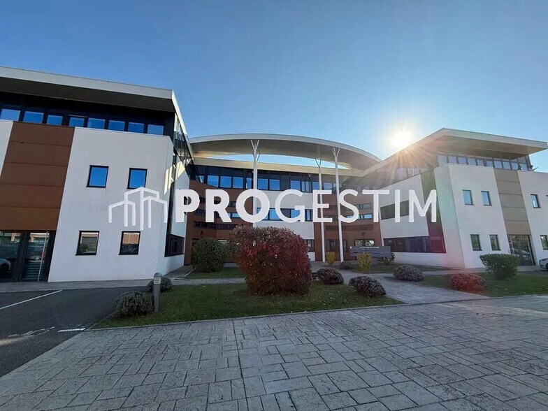 Office in Dijon for lease - Building Photo - Image 1 of 12