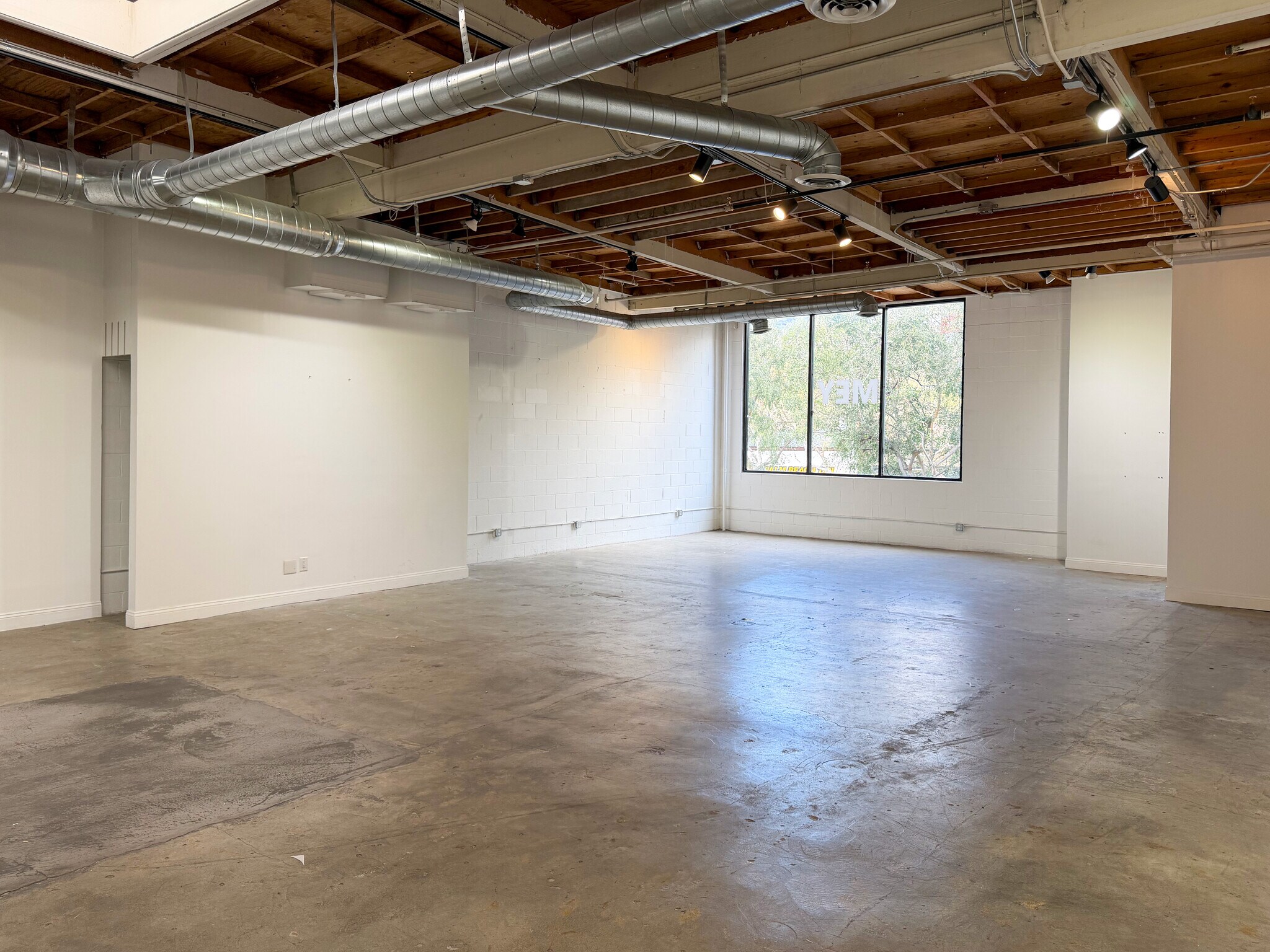 8714 Santa Monica Blvd, West Hollywood, CA for lease Interior Photo- Image 1 of 6