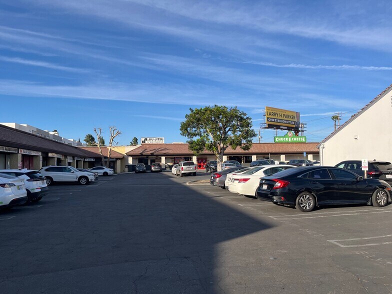8401-8425 Reseda Blvd, Northridge, CA à louer - Photo du bâtiment - Image 3 de 4