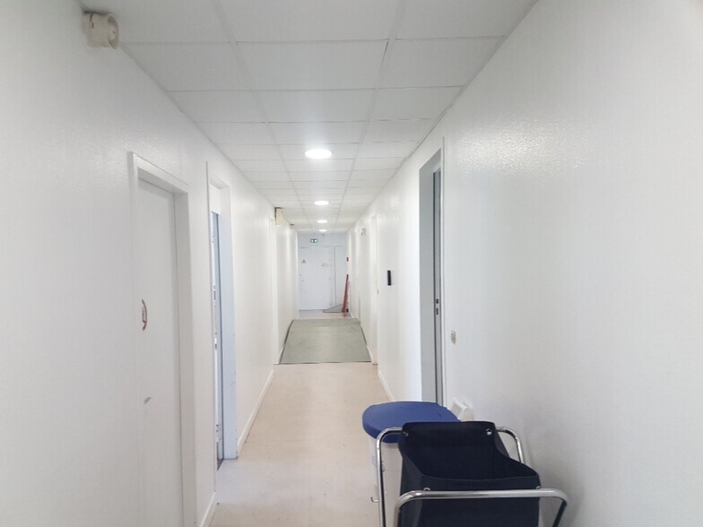 Office in Bordeaux for lease - Building Photo - Image 2 of 8