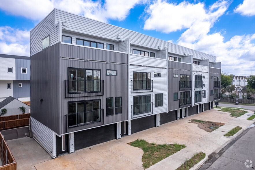 Residential Condo Buildings portfolio of 2 properties for sale on LoopNet.ca - Building Photo - Image 2 of 21