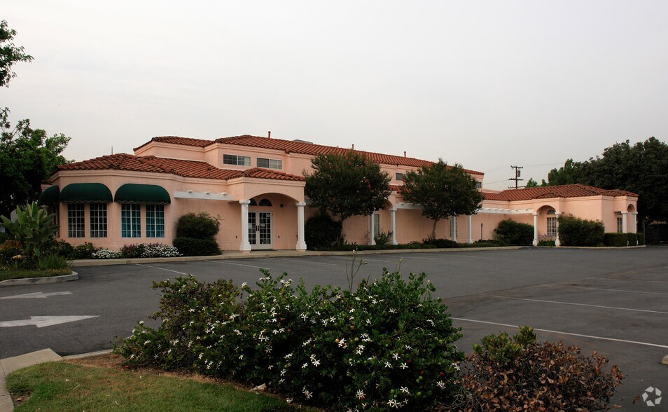 710 N Mountain Ave, Ontario, CA à louer - Photo du bâtiment - Image 2 de 5