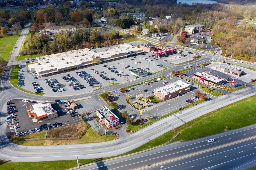 E Main St, Hummelstown, PA à louer - Photo du bâtiment - Image 1 de 1