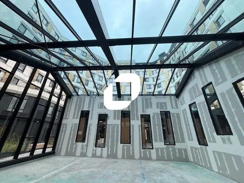 Commerce de détail dans Nanterre à louer - Photo du bâtiment - Image 3 de 24