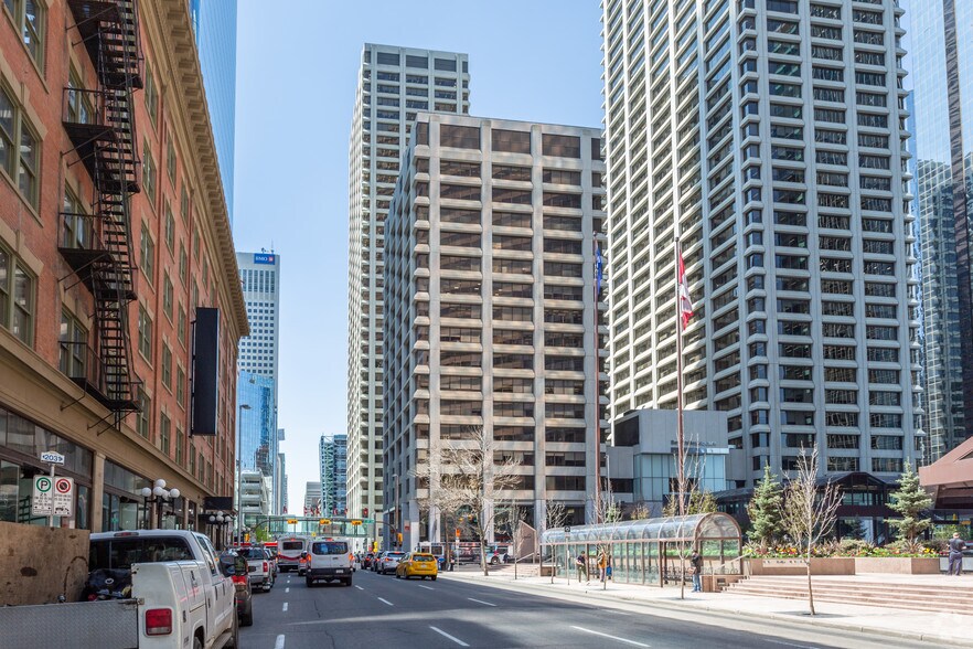 202 6th Ave SW, Calgary, AB à louer - Photo du bâtiment - Image 2 de 3