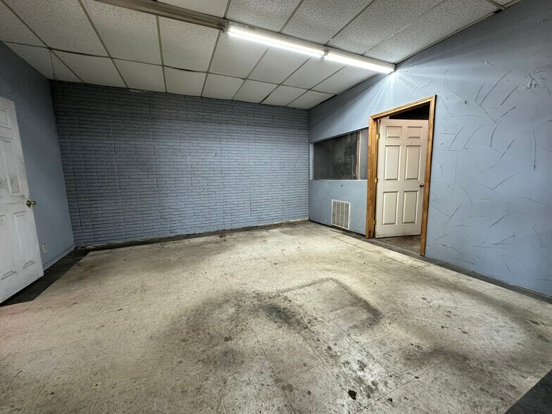 1103 12th Pl, Plano, TX for lease - Interior Photo - Image 3 of 4