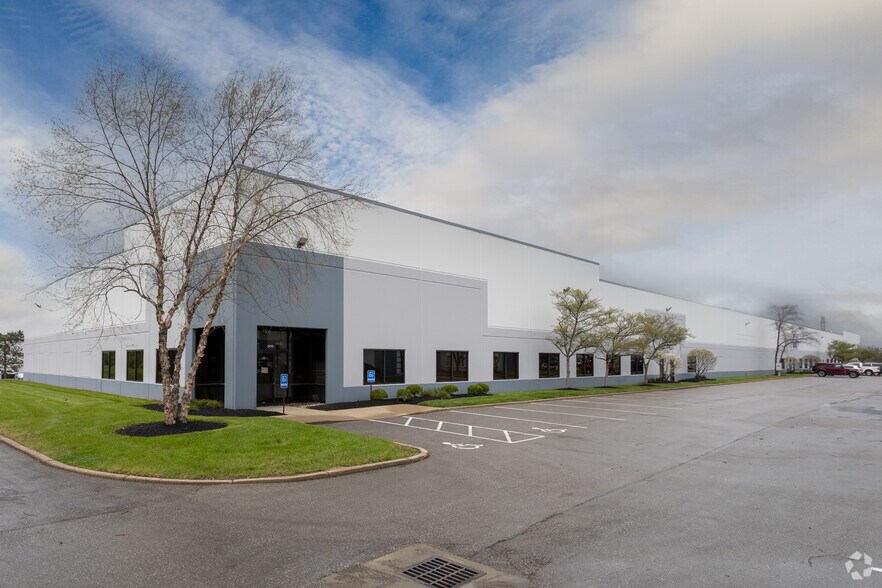 1825 Airport Exchange Blvd, Erlanger, KY à louer - Photo du bâtiment - Image 2 de 5