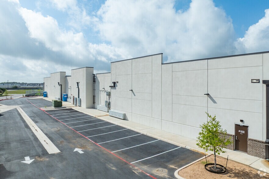 1037 TX-46, New Braunfels, TX à louer - Photo du bâtiment - Image 2 de 10