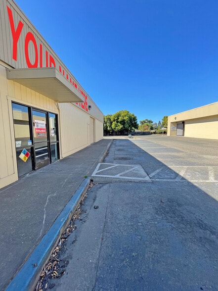 217 Roberts Ave, Santa Rosa, CA for lease - Building Photo - Image 3 of 7