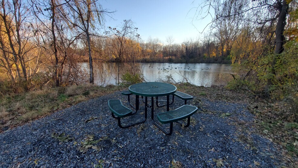 100-600 Aaron Ct, Kingston, NY à louer - Photo du bâtiment - Image 3 de 4