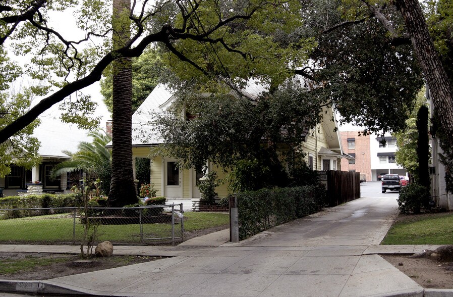 429 N Mentor Ave, Pasadena, CA à vendre - Photo du bâtiment - Image 2 de 3