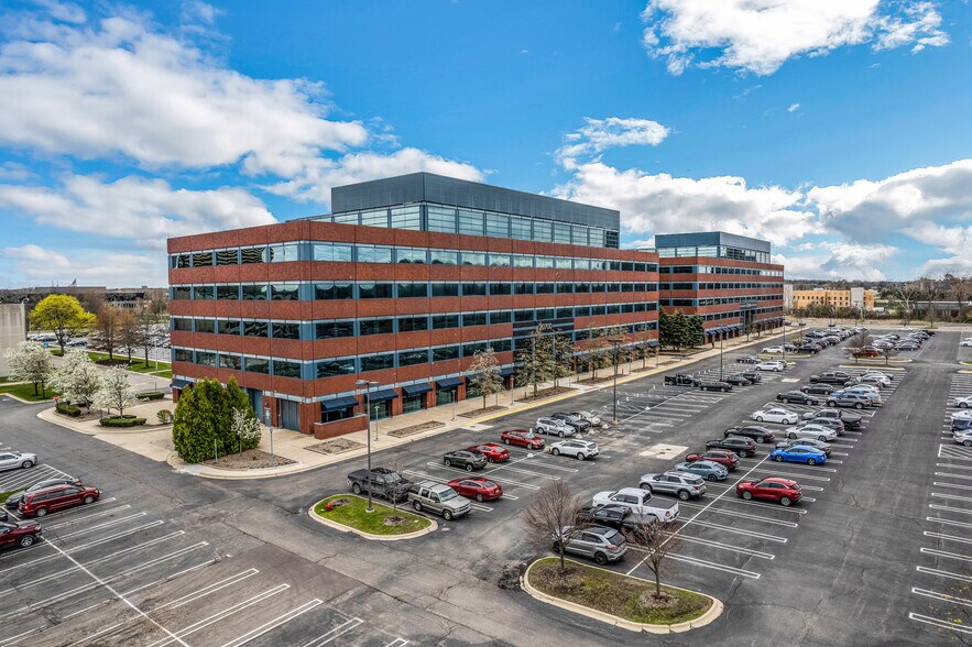 20700 Civic Center Dr, Southfield, MI à louer - Photo du bâtiment - Image 1 de 10