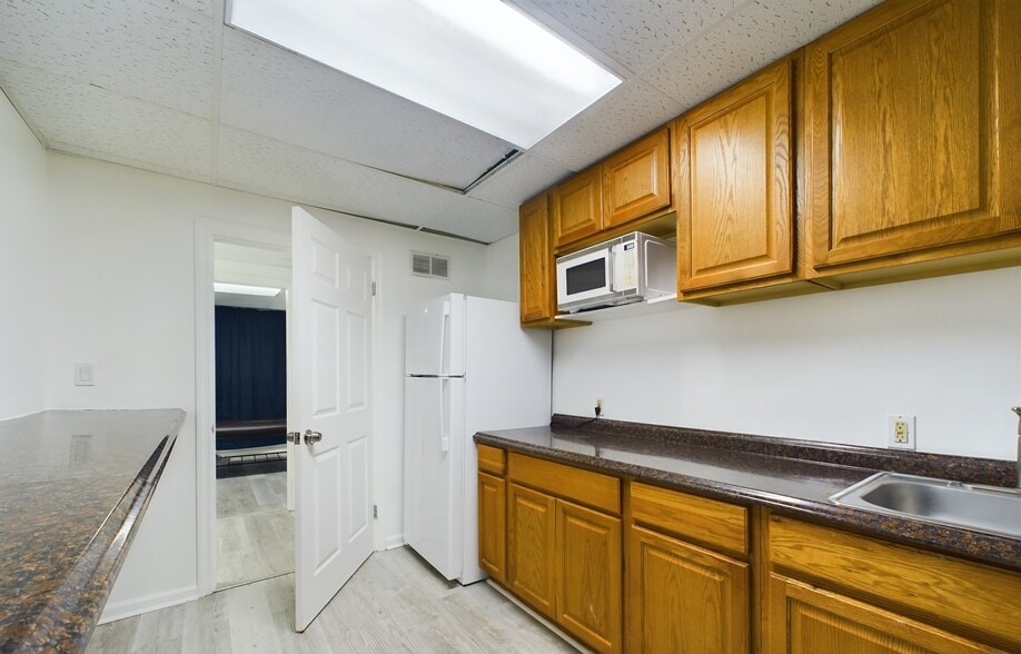 68 Westfield St, West Springfield, MA for lease - Building Photo - Image 3 of 7