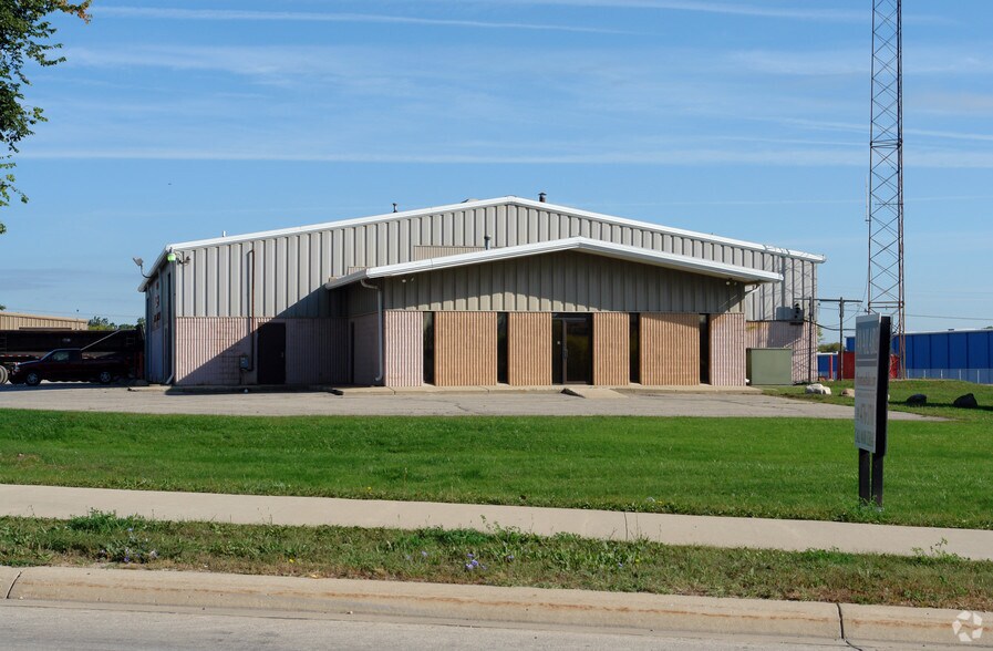 45390 Grand River Ave, Novi, MI à louer - Photo du bâtiment - Image 2 de 9