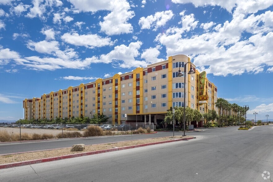 372 E Tropicana Ave, Las Vegas, NV à louer - Photo du bâtiment - Image 3 de 4