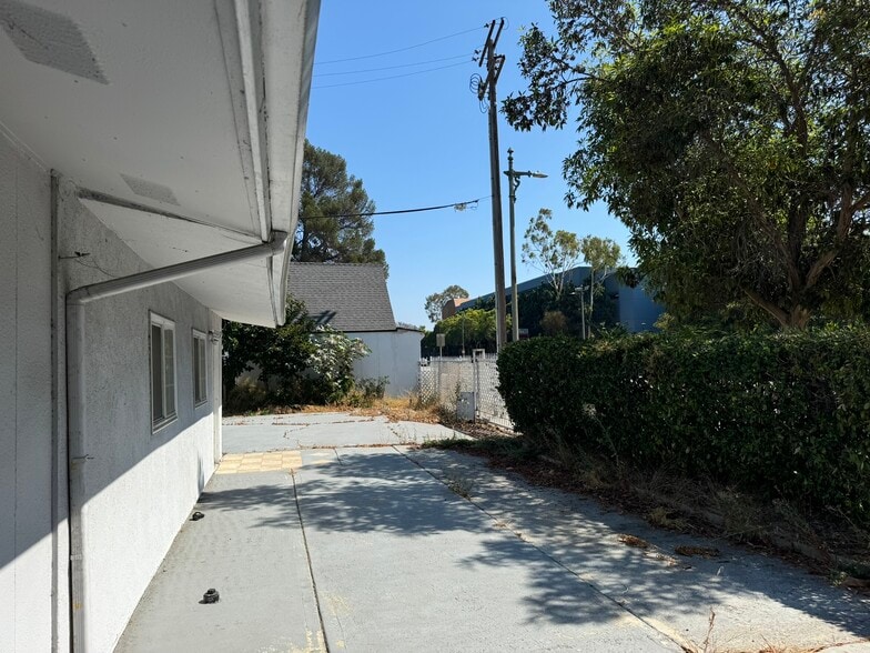 4669 W Olympic Blvd, Los Angeles, CA à vendre - Photo du bâtiment - Image 3 de 9