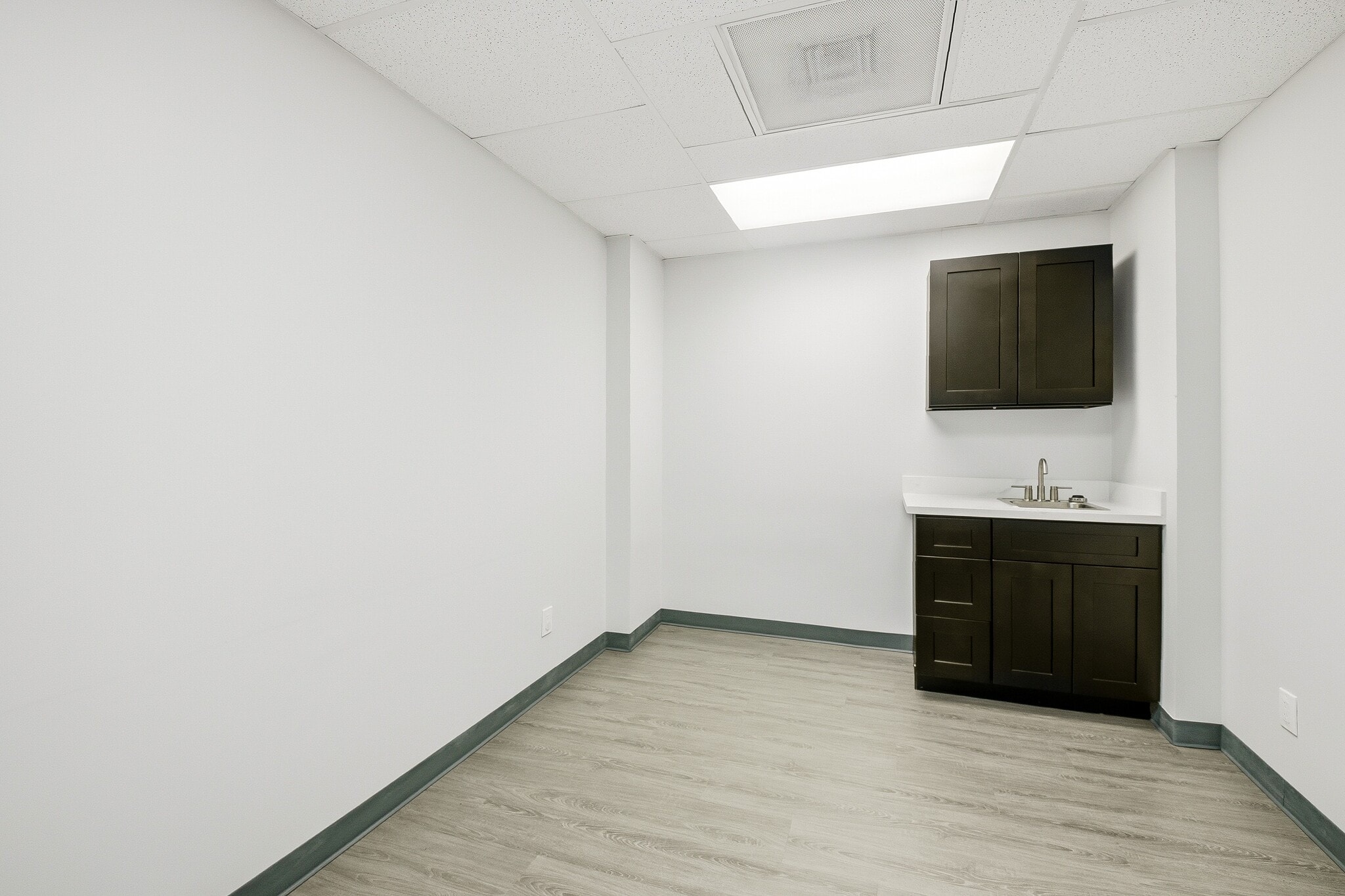 1610 James Bowie Dr, Baytown, TX for lease Interior Photo- Image 1 of 10