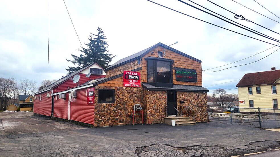 1692 Bennett St, Utica, NY for sale - Primary Photo - Image 1 of 21