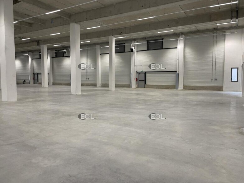 Flex dans Nanterre à louer - Photo du bâtiment - Image 2 de 16