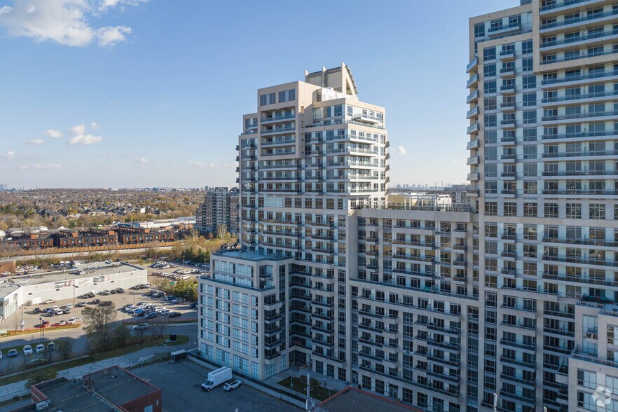 9205 Yonge St, Richmond Hill, ON à vendre - Photo du bâtiment - Image 3 de 6