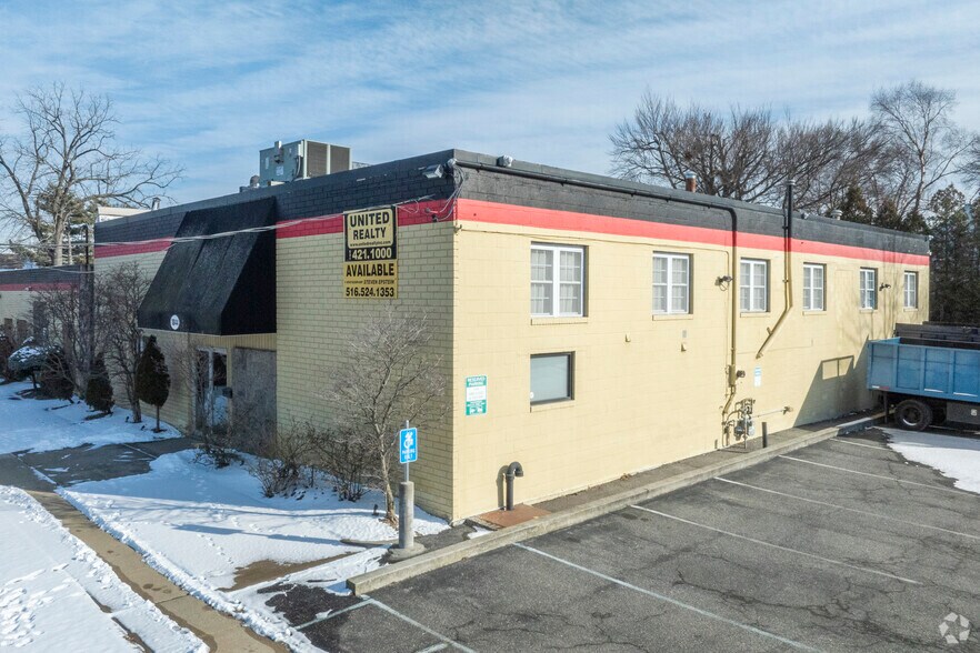 1834 Lansdowne Ave, Merrick, NY à vendre - Photo principale - Image 1 de 7