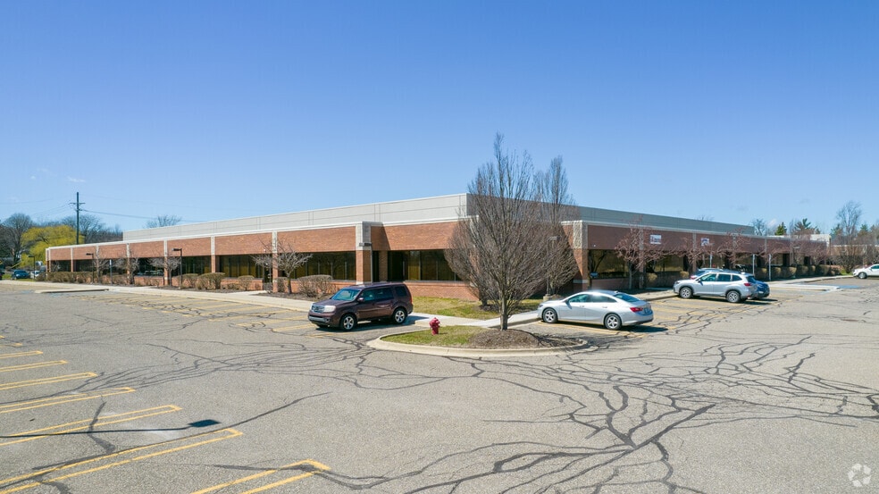 26800 Meadowbrook Rd, Novi, MI à louer - Photo du bâtiment - Image 2 de 6