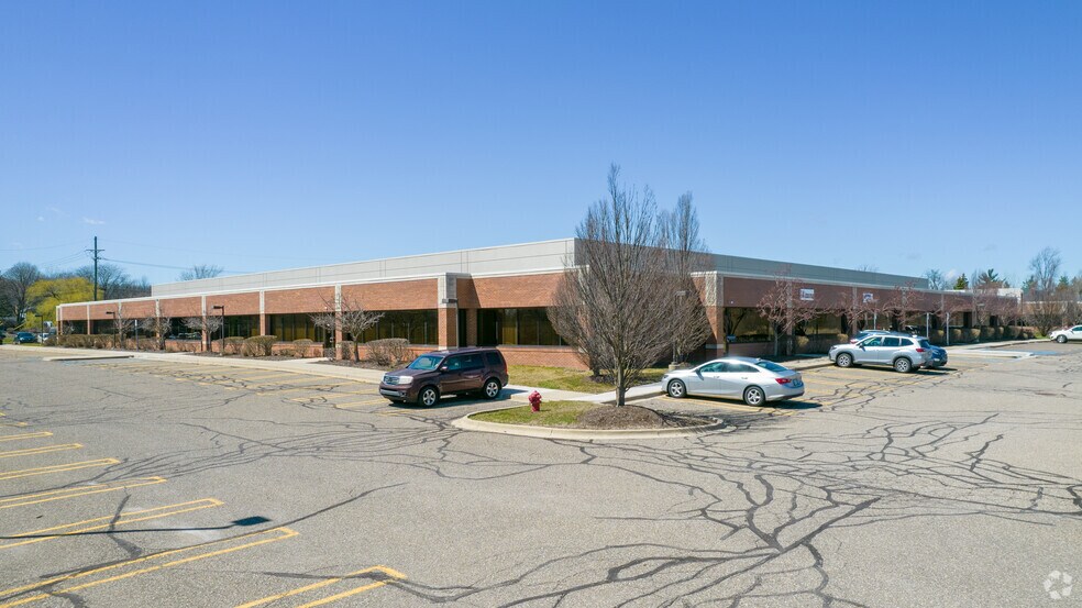 26800 Meadowbrook Rd, Novi, MI à louer - Photo du bâtiment - Image 2 de 6