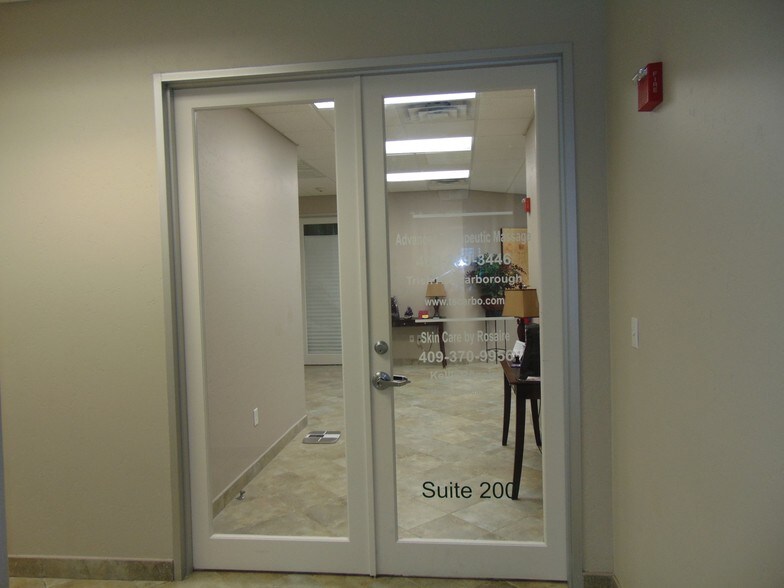 101 Tiki Dr, Tiki Island, TX à louer - Photo du bâtiment - Image 2 de 50