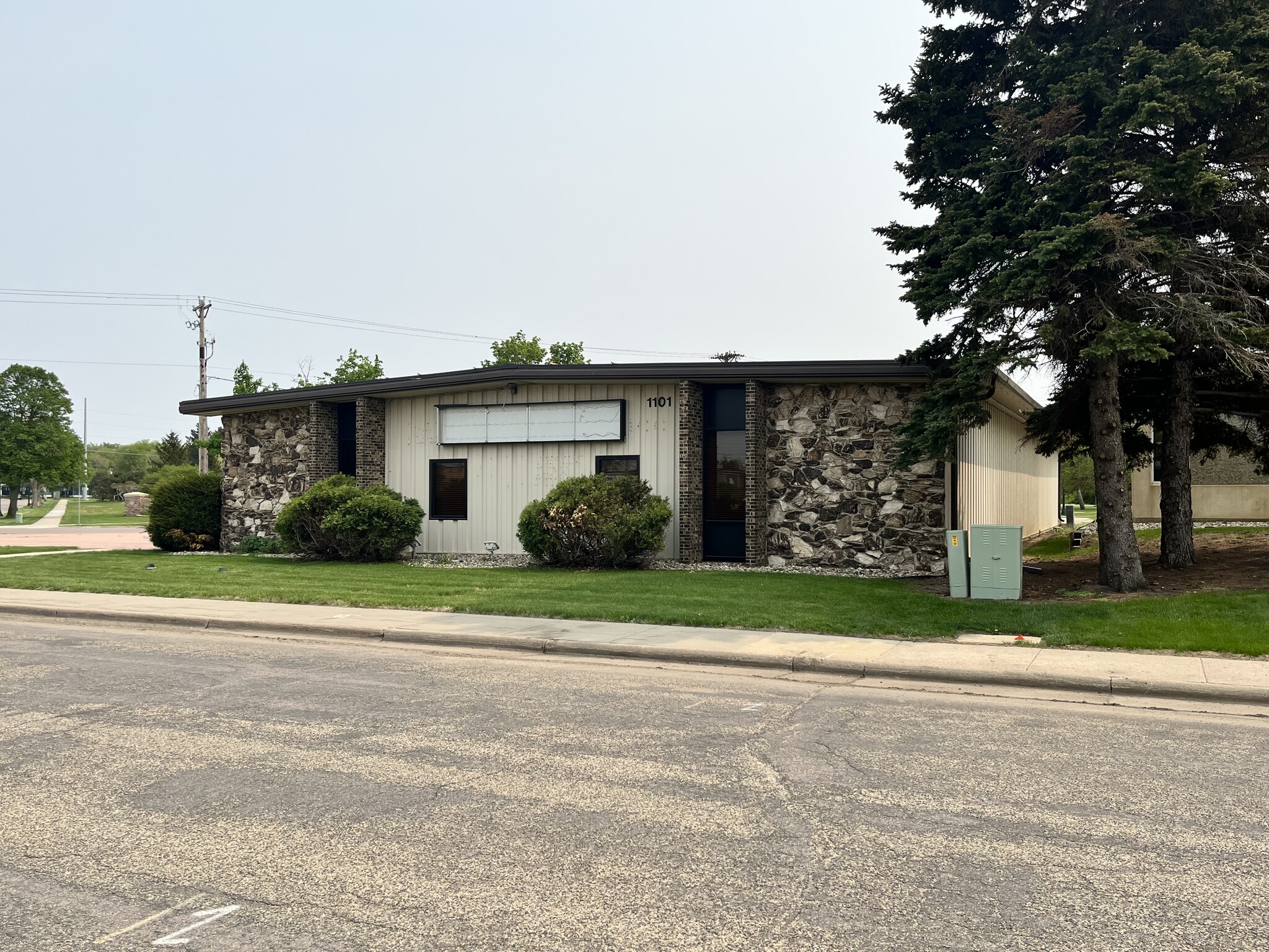 1101 W Russell St, Sioux Falls, SD for lease Building Photo- Image 1 of 6