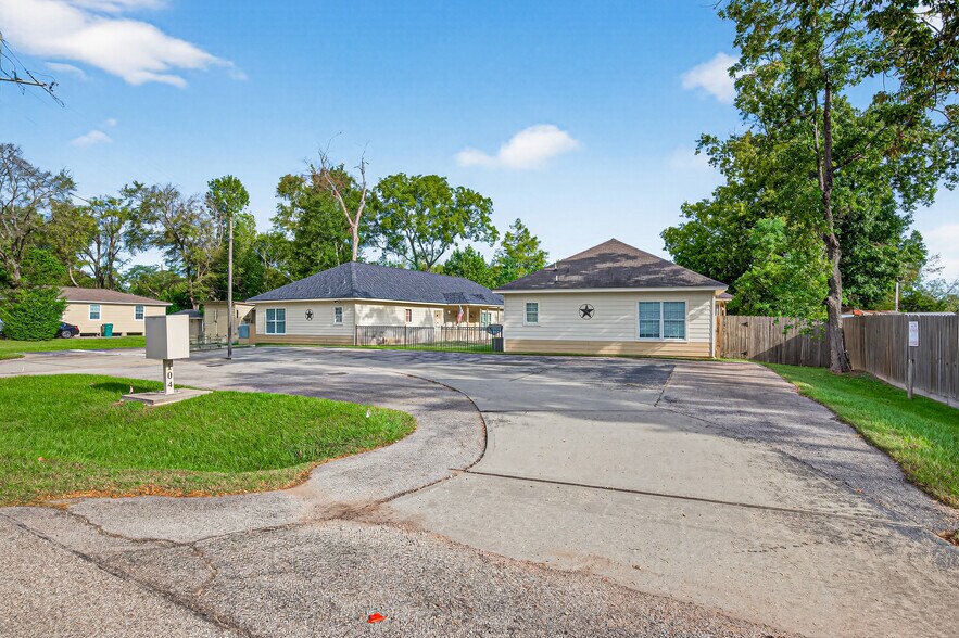 104 Longstreet Rd, Willis, TX à vendre - Photo du bâtiment - Image 3 de 16