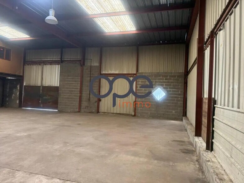 Flex in Ennery for lease - Interior Photo - Image 3 of 11