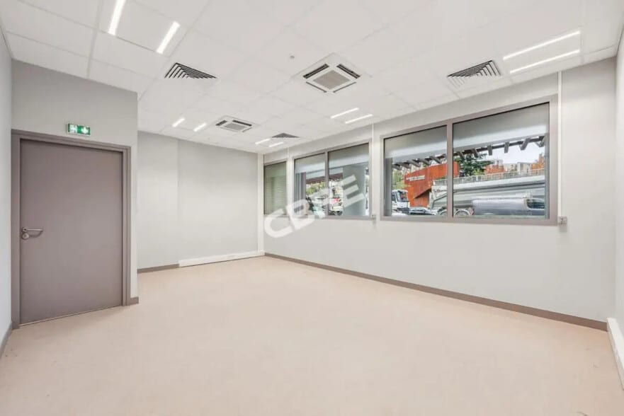 Flex in Paris for lease - Building Photo - Image 2 of 8