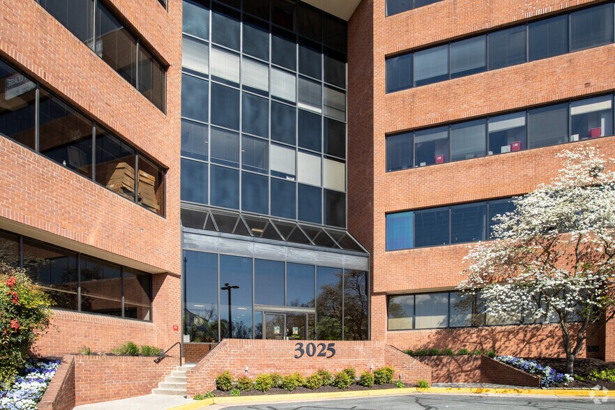 3025 Hamaker Ct, Fairfax, VA à louer - Photo du bâtiment - Image 3 de 5