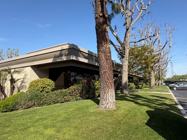 1800 Westwind Dr, Bakersfield, CA à louer - Photo du bâtiment - Image 3 de 8