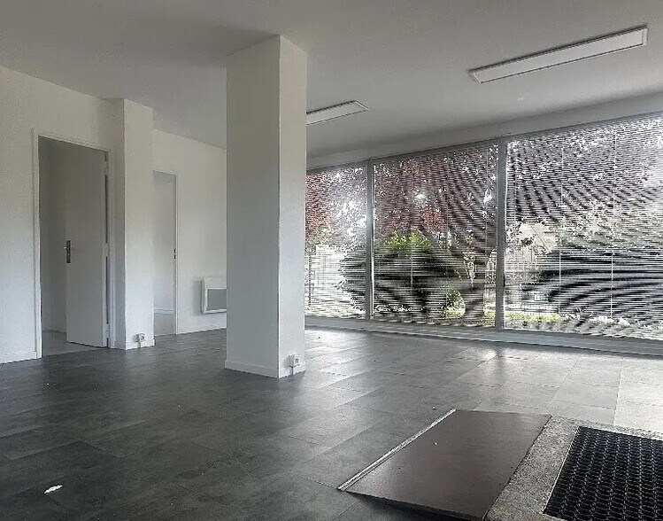 Office in Bron for lease - Interior Photo - Image 2 of 4