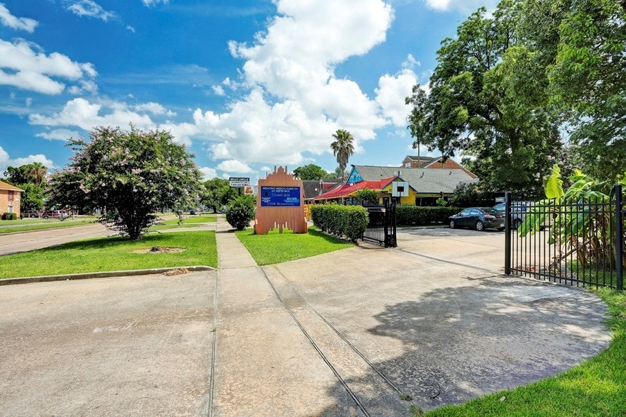 3208 Broadway St, Houston, TX for lease - Building Photo - Image 3 of 48